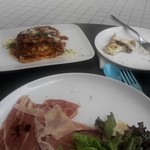 イータリー 代官山店 - ラザニア、クアトロフォルマッジの端っこ、サラダ