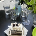 イータリー 代官山店 - ケーキとウェイティングする人々の足…(笑)でも回転がいいのですぐ入れます。