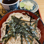 尾張屋 - カツ丼セットのそばアップ。