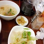 台湾食堂 - サット　小台湾ラーメン、サラダ、ザーサイ