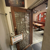 四川料理 龍の子 - 開店前から並んだお店のドア。ガラス越しにシェフさん達が仕込んでいる様子が伺えます。