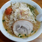 はらだ - 辛味噌ラーメン 大盛(900円也) 辛タマがデカイ！