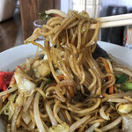 中華やあづま - 麺は細麺。私は、太麺の焼きそばよりも、細麺の焼きそばの方が好きなので、どストライク。