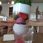 クリクリ - イチゴと桜の春パフェ¥1050(~2022.4.10)