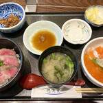 悠流里 - 選べる特選丼ハーフサイズ2種　村上牛炙り丼と鮭親子丼