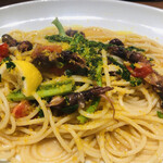 トラットリア ピュー - ホタルイカとイタリア産カラスミ菜花、レモンのオイルベーススパゲッティ
