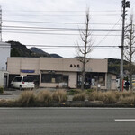 Morigamiya - 店の外観　※向かい側の、歩道から撮影