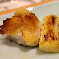 鳥匠 いし井 - ④抱き身(胸肉)山葵載せ(塩)(熊本県産天草大王)
                      皮はパリッと、胸肉としては脂がしっかり、でもサラッとして濃過ず、こってり&あっさりとした印象
                      甘みたっぷりの葱とのハーモニーが◯