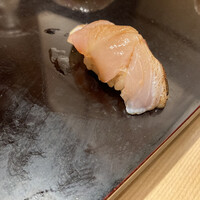まんてん鮨 日比谷オクロジ店 - 今日の最初の握りはノドグロ。柑橘系のさっぱりした風味をまとって爽快。