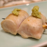 鳥匠 いし井 - ②さび焼き(ささみの山葵載せ)(塩)(熊本県産天草大王)
                    レア系より少し火の入った焼き上がり、所々に脂がプクッとドーム状に炙り出されています
                    噛むとさっぱりとした爽やかな脂がじんわりと湧き出します