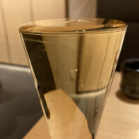 まんてん鮨 日比谷オクロジ店 - 白ワイン。注ぐときに表面張力の限界にチャレンジしてくれます。