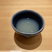 まんてん鮨 日比谷オクロジ店 - 定番最初のしじみ出汁でお腹を整える。