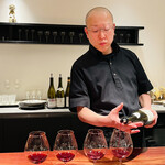 きう - ◎久田さんがワインを注いでくれる！