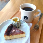 My Home Coffee, Bakes, Beer - ■桜チーズケーキ
      ■ホワイトチョコの米粉のカヌレ