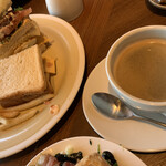 Primrose - アメリカンクラブサンドイッチとコーヒー