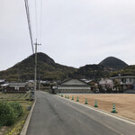 Sanuki Ramen Hamano - 綺麗に見える、山の光景　※奥の左側がお店