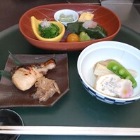 京料理 たん熊北店 Directed by M.Kurisu - 口取り七種盛り、鰆の幽庵焼き、野菜の炊合せ