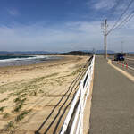 SHOP ヒロ - 志賀島に渡る砂州の上に出来た県道です