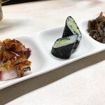 がばちょ - セット（アテ3品+ドリンク1杯/500円） この日のラインナップはタコキムチ、カッパ巻き、牛肉のきんぴら