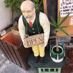 SHOP ヒロ - なぜだか ずっと置いてある奇妙な人形？