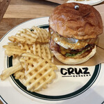 CRUZ BURGERS & CRAFT BEERS - ベーコンチーズフライドエッグ