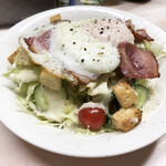 がばちょ - ベーコンエッグのシーザーサラダ（450円）