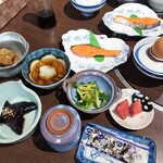 ろばた - 朝食・全景(ご飯はおひつで来ます)