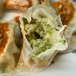 三ちゃん - 餃子の餡は細かく刻んだキャベツとニンニク