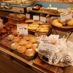 Boulangerie Bonheur - 陳列棚の様子①。