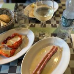 Kreuzberg TrattoBar - 手前 Salsiccia zingara、白ワインは Favorita Langhe Mario Rivetti