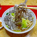 四川料理 餃子･王 - 麺が見えない程載っているセンマイ