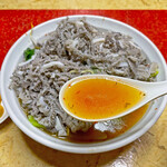 四川料理 餃子･王 - 鶏ガラベースのスープに本格中華っぽい漢方系の香辛料が香るスープ