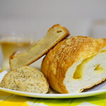 フレッシュベーカリー 神戸屋 - 料理写真:紅茶とりんごのスコーン (￥248)、バナナクーヘン (￥259)、チーズフランス (￥389)