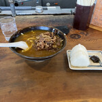 大力うどん - カレーうどん　トッピング肉　おにぎり