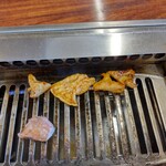 焼肉天国赤坂 - 豚大腸タレ焼き作業