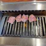 焼肉天国赤坂 - 豚舌塩焼き作業