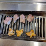 焼肉天国赤坂 - 豚舌大腸焼き作業