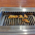 焼肉天国赤坂 - 大腸焼き作業