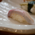 浜茂鮨 - 鰤
シャッキリした身の食感に酢飯が粋に香る