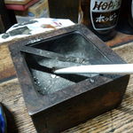 河本 - 灰皿も年季が入っています