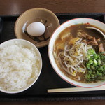 徳島ラーメン 岩田家 - 徳島ラーメン(５３０円）白ごはん並(１００円）生玉子（無料）