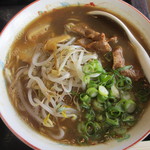 徳島ラーメン 岩田家 - 徳島ラーメン。茶色い醤油ベースの豚骨鶏ガラスープ。