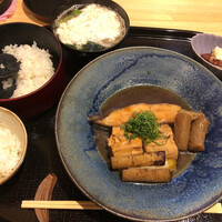 御料理あきやま - カレイ煮付け定食(豆腐、牛蒡、白葱、蒟蒻)、煮麺、小鉢、昆布漬物、ご飯 御料理あきやま - カレイ煮付け定食(豆腐、牛蒡、白葱、蒟蒻)、煮麺、小鉢、昆布漬物、ご飯