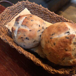 レトノ - 自家製黒ゴマのパンとフォカッチャ(パンにフォカッチャが隠れちゃった)