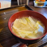 サッポロ 餃子製造所 - セットの味噌汁です。