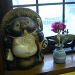 味処 つくし - コレは小っちゃいから、ジェベくんの弟かな？　フクロも控え目だ。（笑）なにげに銃が突きつけられてる。（汗）