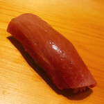 すが弥 - 下田に揚がった腹カミの中トロ。春先に入り爽やかな軽めの脂に変化