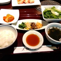 叙々苑  横浜スカイビル店 - サラダ、ナムル、キムチなど。キムチ、おいしかった