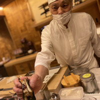 鮨よしかわ 麻布十番 - あおってくる大将