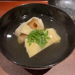 馳走 啐啄一十  - 【写真⑤】炭火焼きタケノコメバル(静岡県駿河湾産、サスエ前田魚店)、筍(鹿児島県阿久根産)、利尻昆布(蔵囲い8年)と血合い抜き鮪節の出汁(広島県竹原の地下水)のお椀